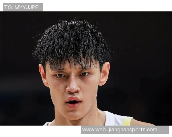 曾凡博突破遭遇压力险些失误及时回传队友化解危机