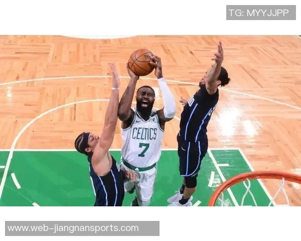 杰伦布朗半场表现抢眼13投6中贡献14分助力球队稳定火力