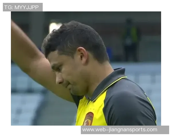 文莱门将遭逼抢慌乱二次抱球被判禁区内间接任意球引发热议