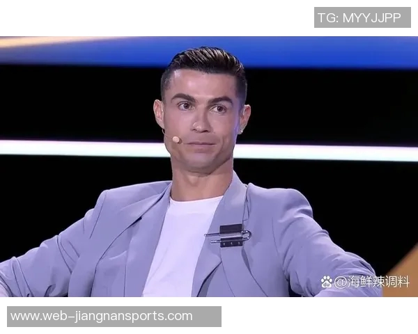 C罗荣获环足奖颁奖典礼上佩戴70万美元限量百达翡丽手表引发热议